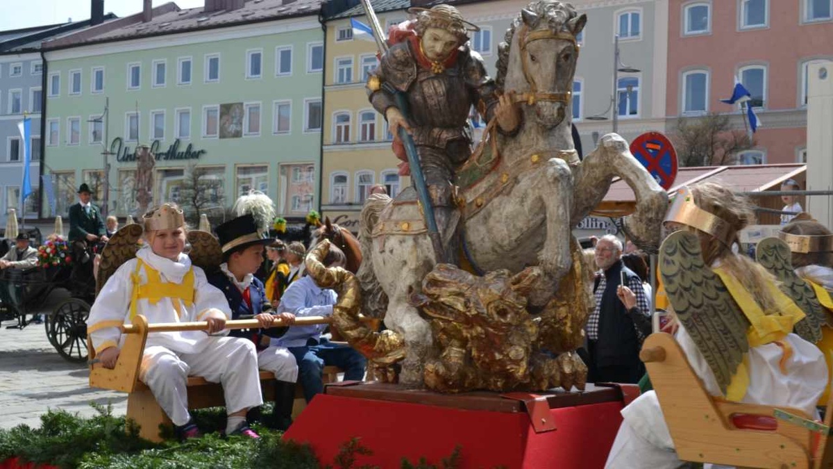 Als Engel verkleidete Kinder begleiten den Wagen mit der Figur des heiligen Georg, der den Drachen besiegt. (Foto: Traub)