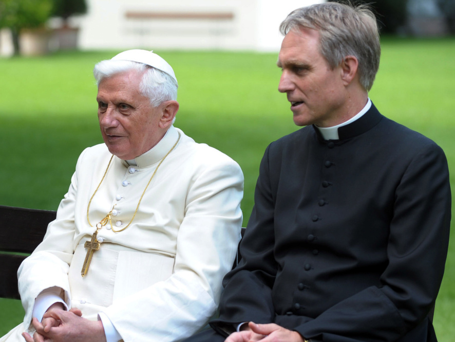 Papst em. Benedikt XVI. und Georg Gänswein, Präfekt des Päpstlichen Hauses und Privatsekretär des Papstes emeritus (Aufnahme vom 31. Juli 2008 in den Vatikanischen Gärten im Vatikan). (Foto: KNA)