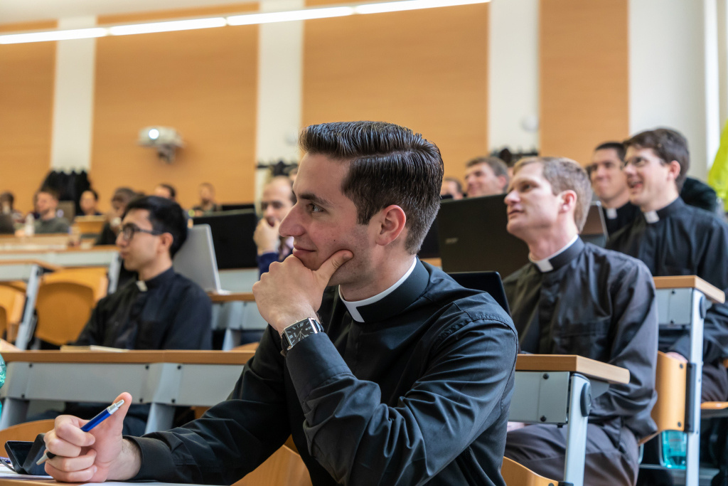 Studenten mit Kollar während einer Vorlesung "Altes Testament und biblische Anthropologie" an der Pontificia Universita Gregoriana, der Päpstlichen Universität Gregoriana, in Rom am 3. Juni 2019. (Foto: KNA)