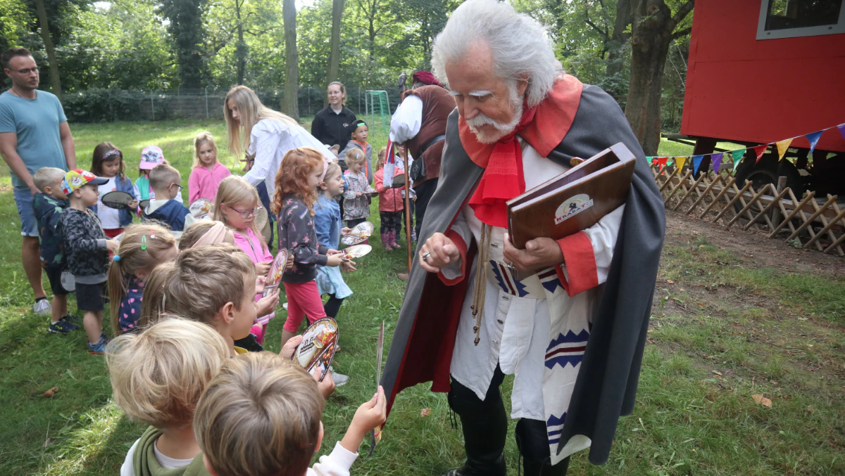 In seinem Element: Seit 25 Jahren spielt Wolfgang Kraus den guten sorbischen Zauberer Krabat. (Foto: Kirschke)