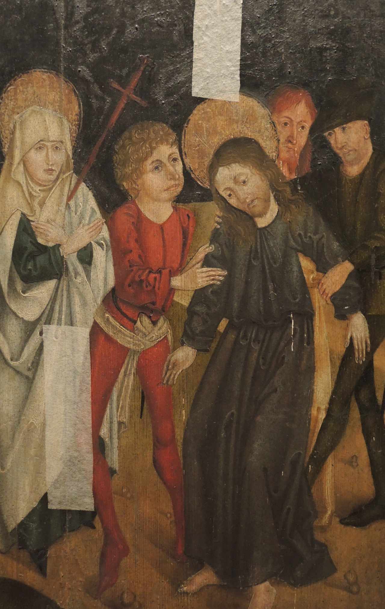 Spuren früherer restauratorischer Arbeit sind beim Bild „Gefangennahme Christi“, das im 15. Jahrhundert in Schwaben mit Tempera auf Holz gemalt wurde, erkennbar, ebenso eine Kittung. Um einen weiteren Verlust der Fassung zu verhindern, wurden gefährdete Bereiche mit dünnem Japanpapier überklebt. (Foto: Mitulla)