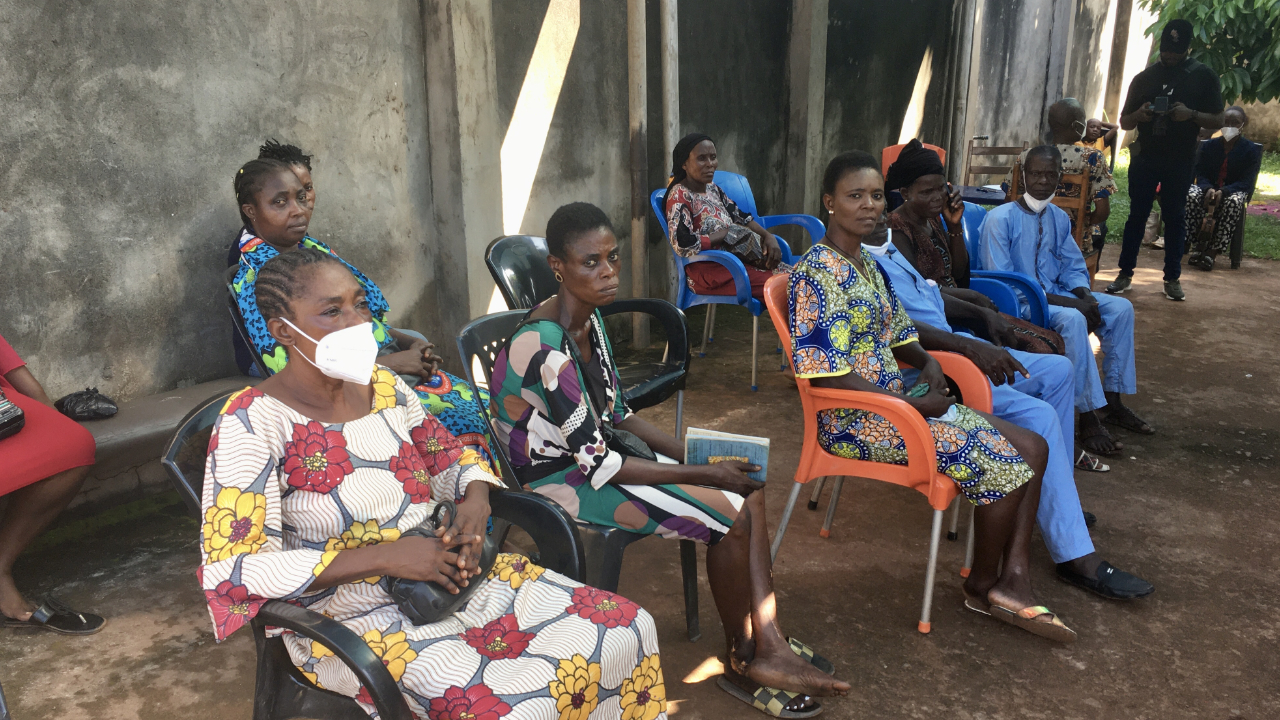 Patienten warten vor der Tuber­kulose-Station des Annunciation-­Krankenhauses auf ihre Behandlung. (Foto: Ludwig)