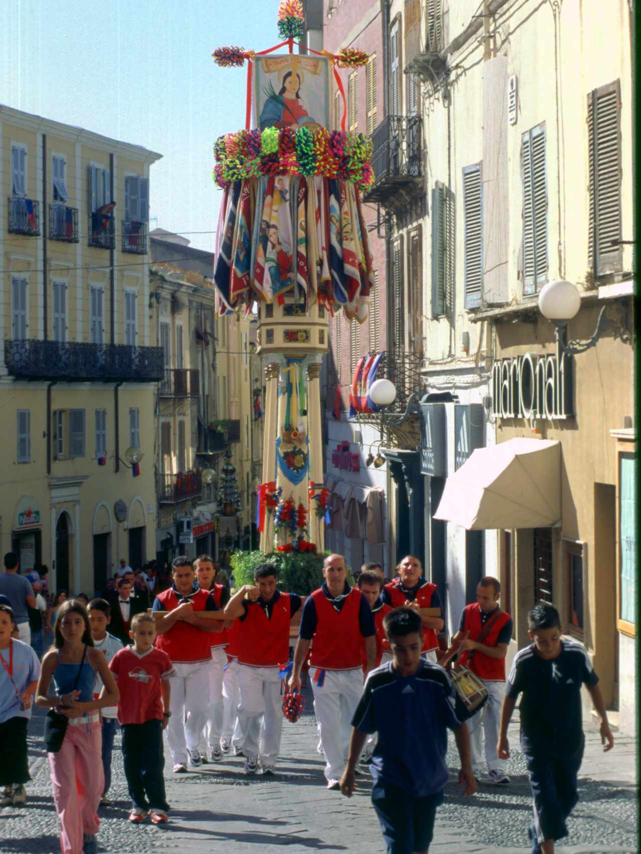 iesige Kerzen tragen die Menschen aus Sassari durch die Straßen ihrer Stadt. (Foto: Schenk)