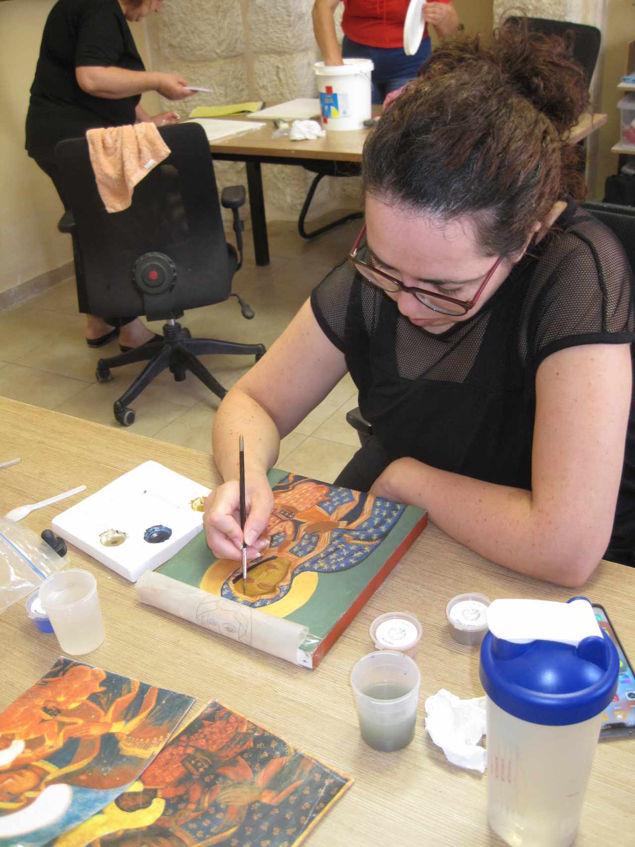 Eine Studentin arbeitet an ihrer Ikone. Ikonenschreiben, sagt eine der jungen Frauen, sei für sie „eine Art Synthese von Gott, Gebet und Ökologie“. (Foto: Fleckenstein)