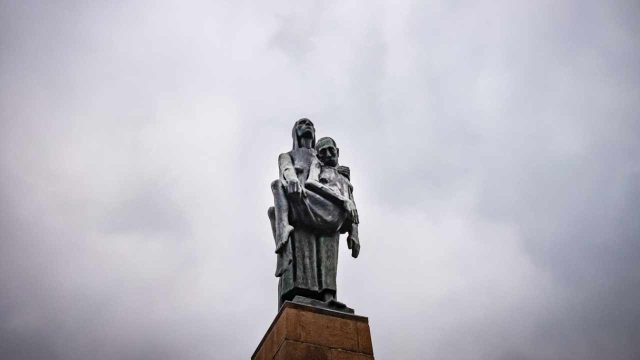 Die „Tragende“ erinnert an das Leid, das Zehntausende Frauen im NS-Konzentrationslager Ravensbrück erfahren haben. (Foto: Imago/Jürgen Ritter)