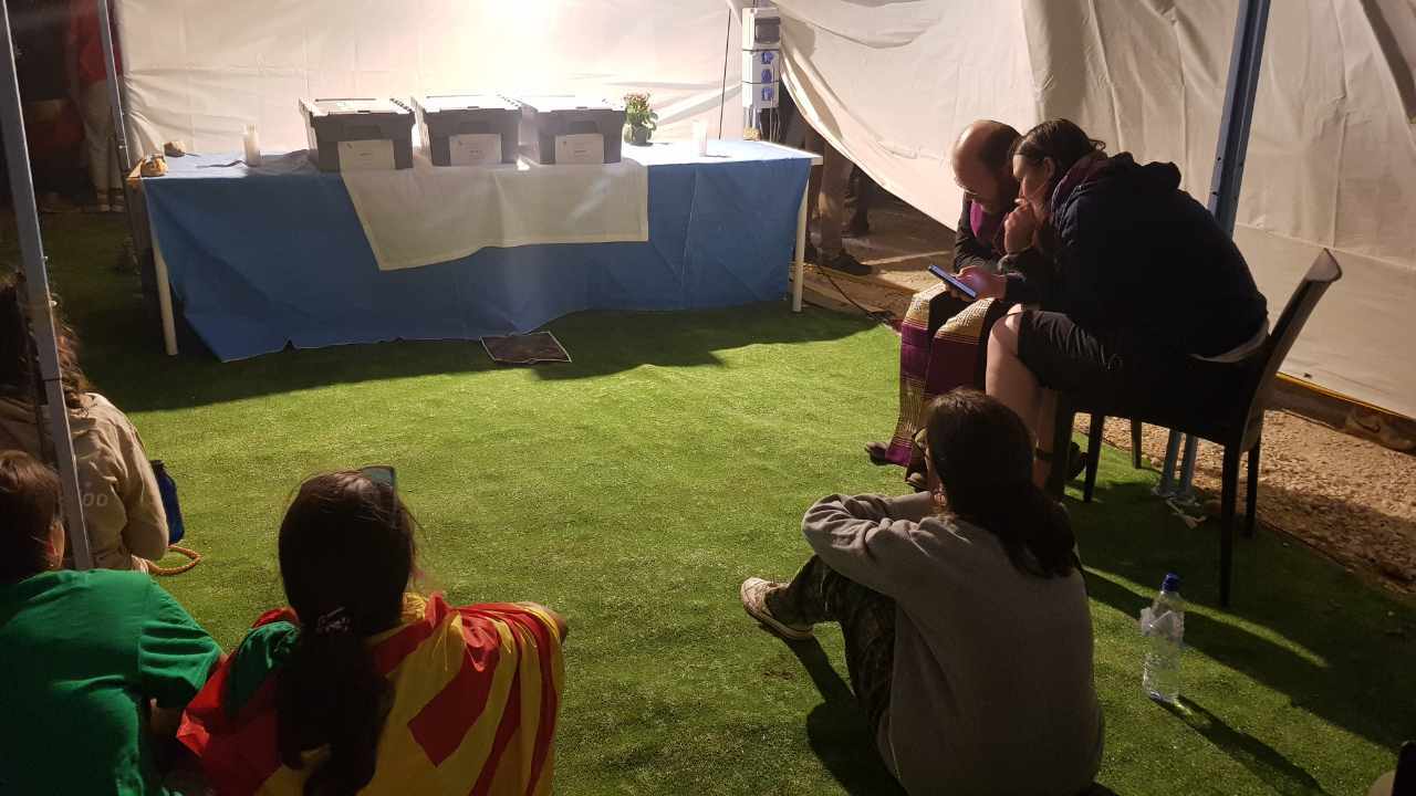 Im Anbetungszelt wird zu später Stunde noch gebetet und Beichte gehört. (Foto: U. Schwab)