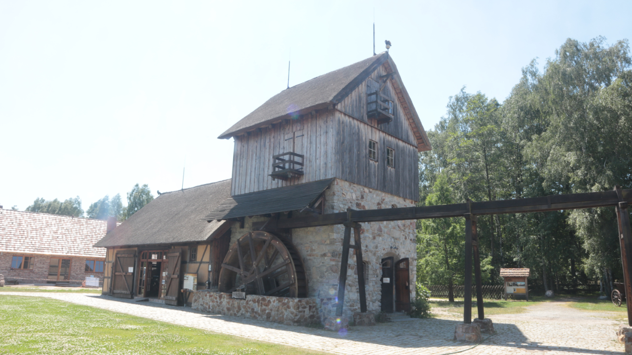 Blick auf die Schwarze Mühle im Erlebnishof Krabatmühle Schwarzkollm. Besucher aus ganz Deutschland und aus aller Welt kommen hierher. (Foto: Kirschke)