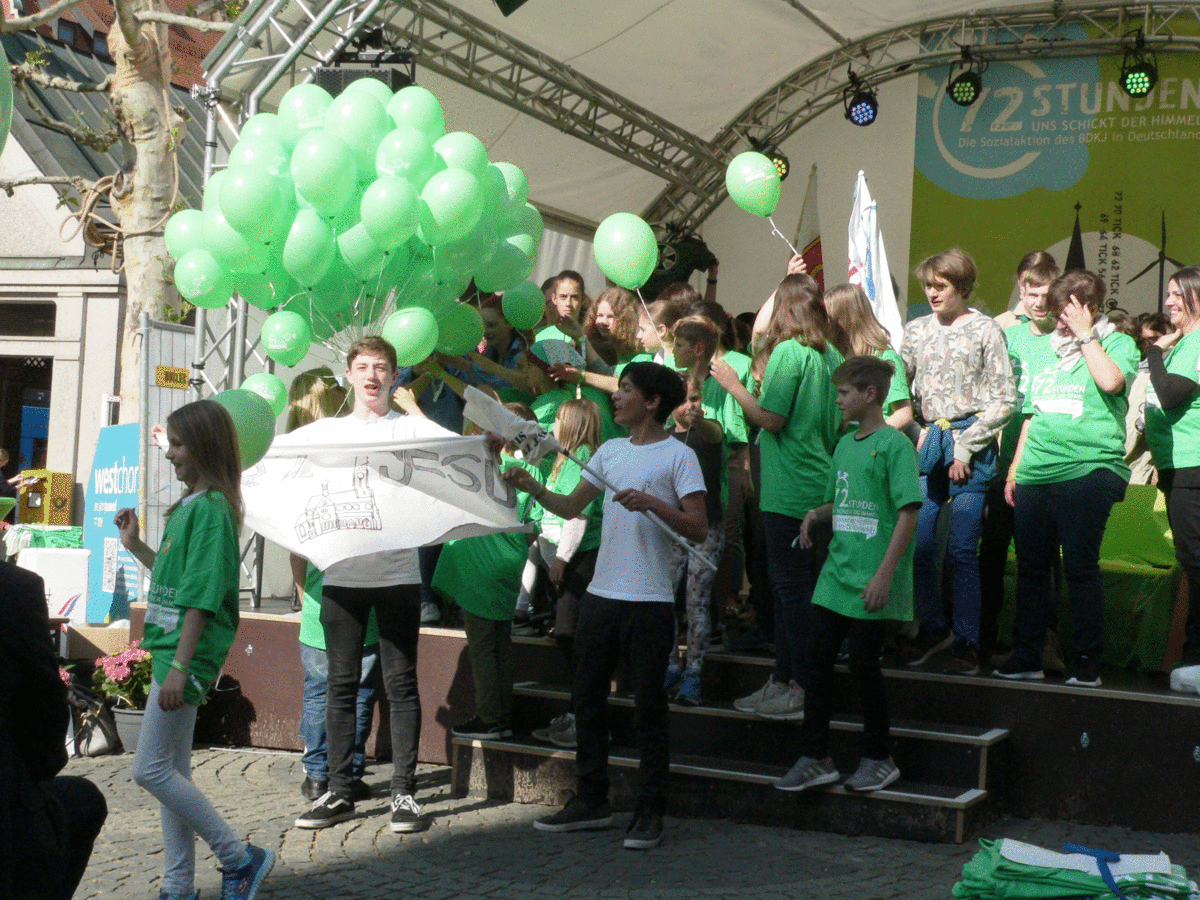 Nach der Eröffnungsveranstaltung der 72-Stunden-Aktion auf dem Moritzplatz in Augsburg versammelten sich die Teilnehmer auf der Bühne und ließen unzählige grüne Luftballons in den Himmel steigen.  Foto: Alt