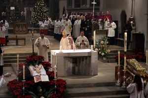 Die Lichterprozession durch das weihnachtlich geschmückte Augsburg endete im Dom. (Foto: Zoepf)