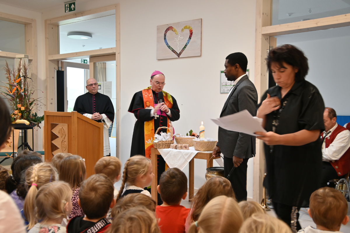 Bischof Bertram Meier segnete den neuen Kindergarten in Rohrbach (Sonntag, 06. November 2022 13:58:00)