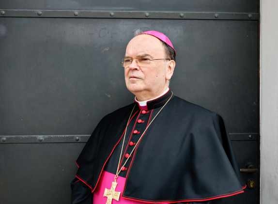 Bischof Bertram Meier ist schockiert über die Nachrichten aus der Ukraine und ruft die Gläubigen zum Gebet auf. (Foto: KNA)