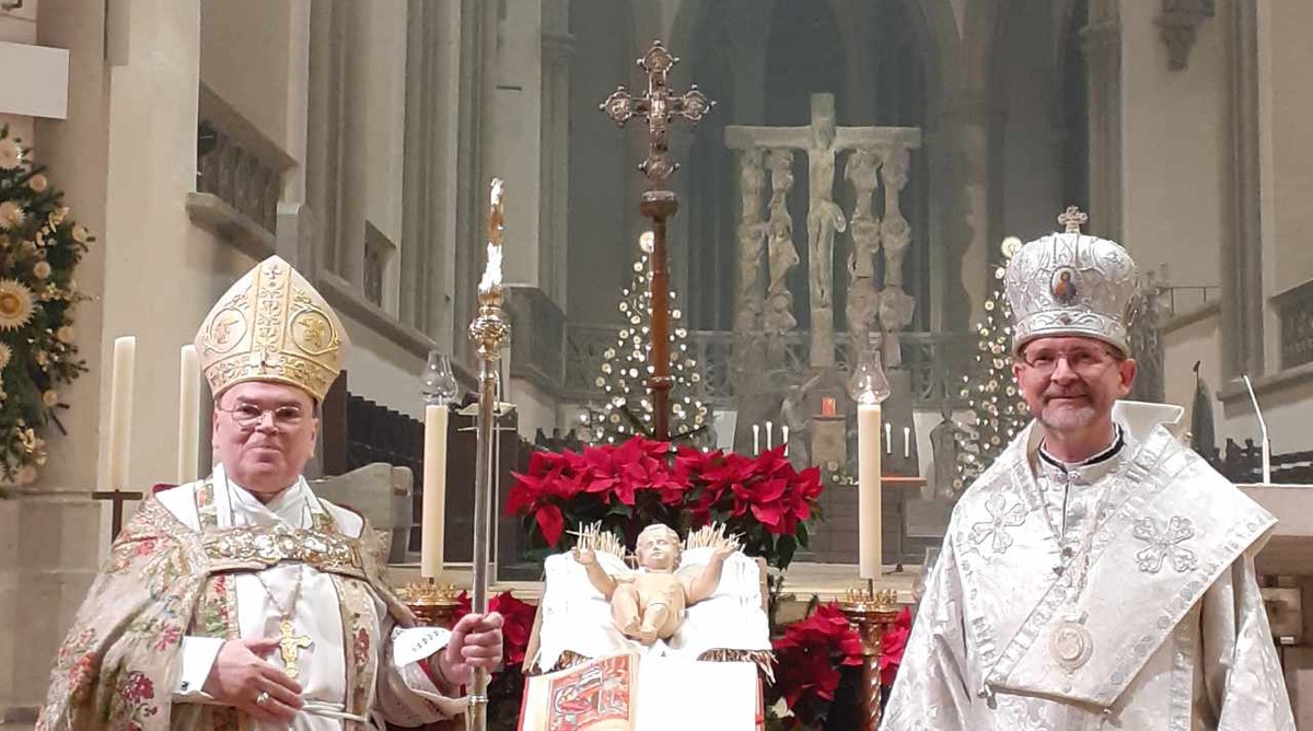 Zusammen an der Krippe vereint waren am Weihnachtsfest der Apostolische Exarch für die Ukrainer des byzantinischen Ritus in Deutschland Bischof Bohdan Dzyurakh (rechts) und Bischof Bertram. (Foto: privat)