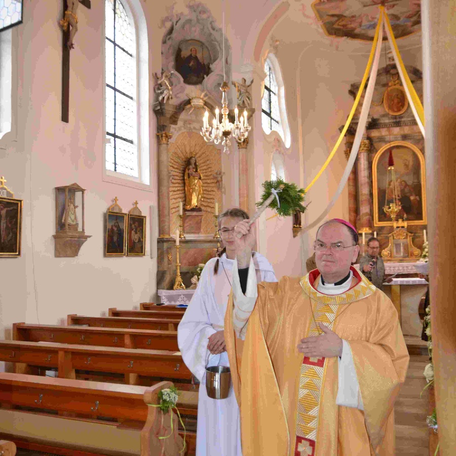 Mit Bischof Bertram Meier besuchte erstmals ein Bischof der Diözese den Weiler Roth in der Gemeinde Pfaffenhofen. Foto: Regina Langhans