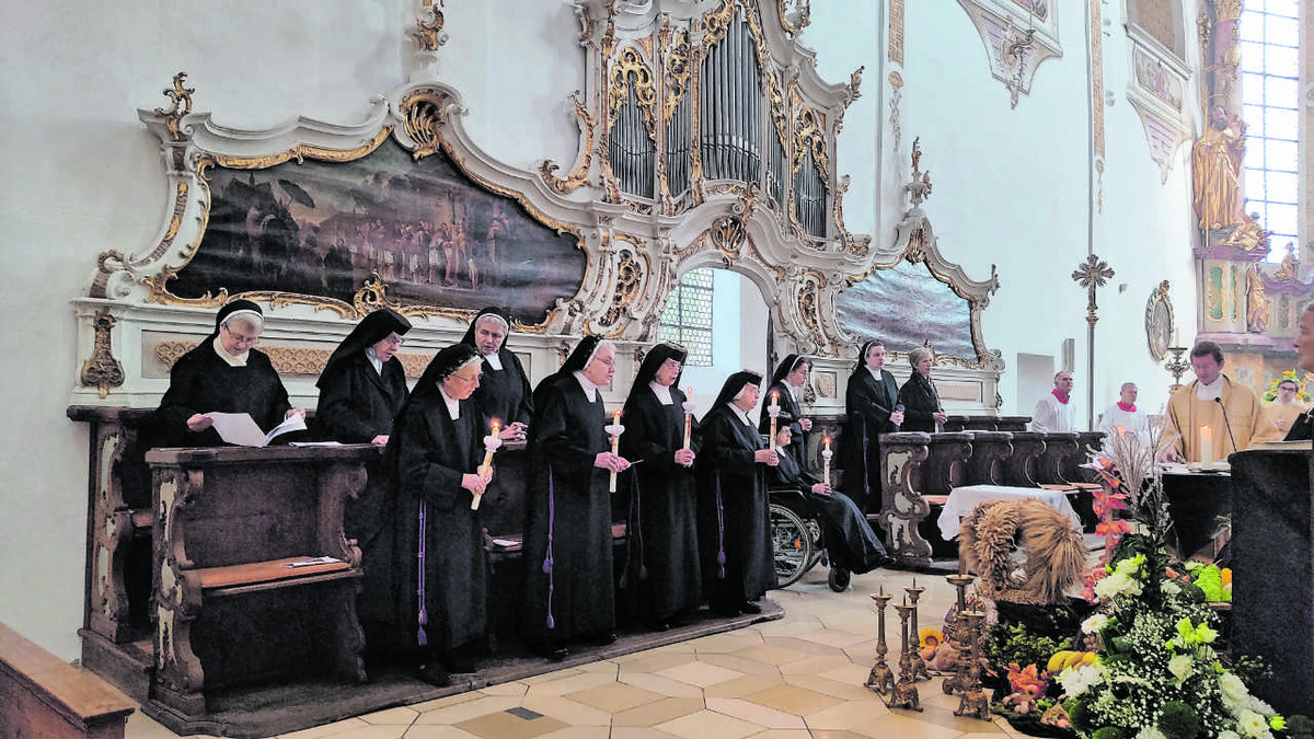 Mit liebevoll gestalteten Kränzen geschmückt erhielten die fünf Jubilarinnen bei der feierlichen Professerneuerung als Symbol ihrer Hingabe zu Gott eine brennende Kerze. (Foto: Gertrud Adlassnig)