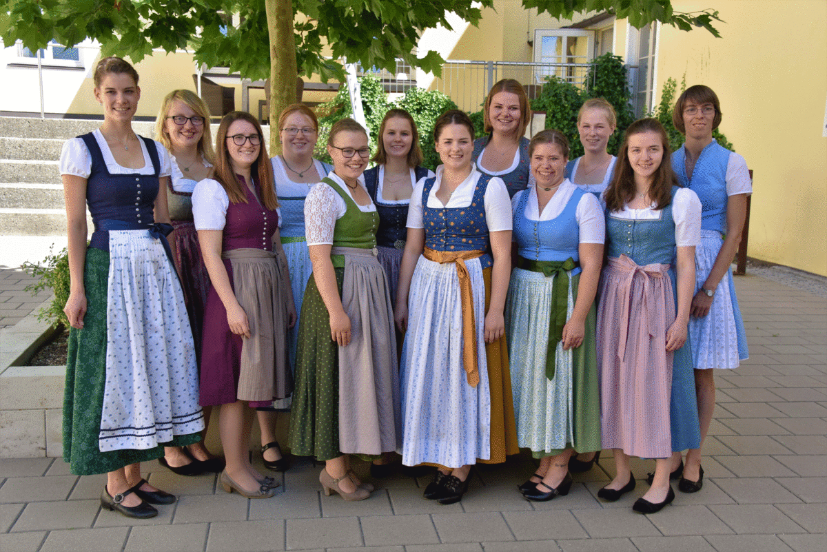  Zwölf frischgebackene Dorfhelferinnen erhielten ihre Zeugnisse an der Katholischen Fachschule für Dorfhelferinnen in Neuburg an der Donau. Foto: Hammerl