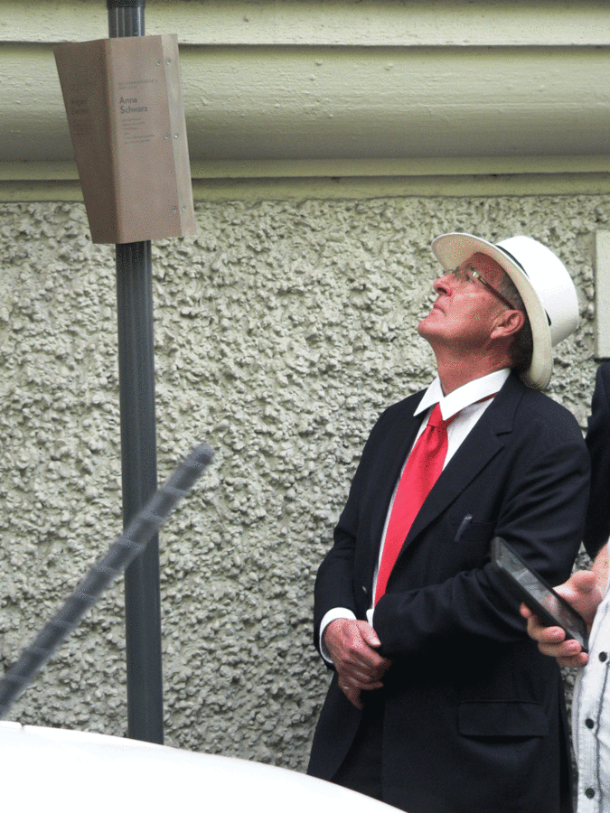 Der Allgäuer Filmregisseur Leo Hiemer schaut auf das Erinnerungsband, nachdem es in der Augsburger Gesundbrunnenstraße enthüllt worden ist. Foto: Andreas Alt