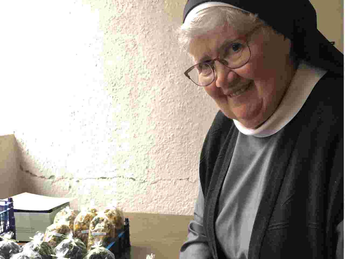 Schwester Adelgunde freut sich über die verschiedene Kräuter zum Aufbrühen von Tee aus dem Klostergarten. Zum Verkauf wurden sie in Tütchen abgepackt. Foto: Petra Altmann