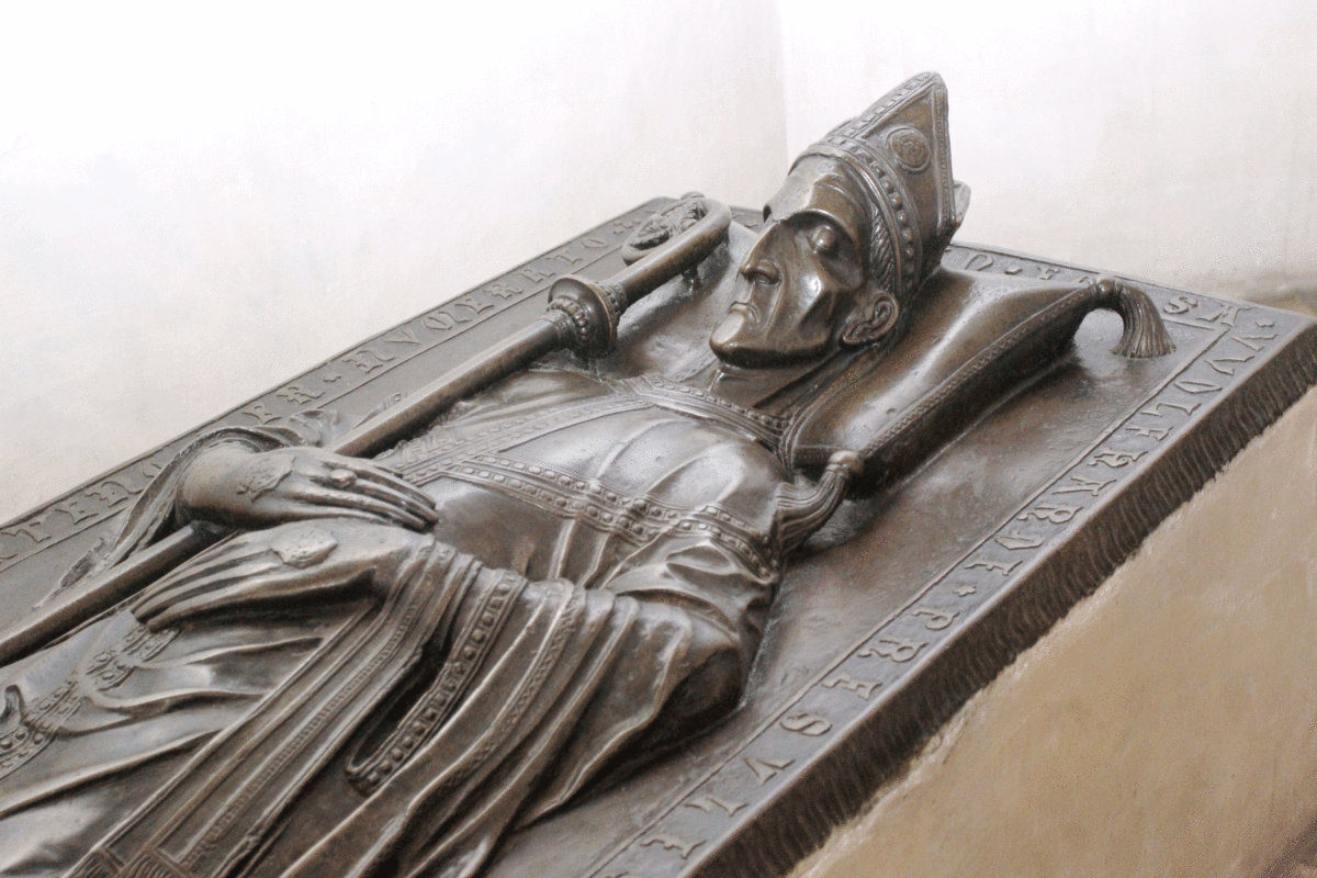  Das interessante bronzene Grabmal von Bischof  Wolfhard findet sich im Kapellenkranz um den Chor des Augsburger Doms, etwa in der Mitte. Foto: Zoepf