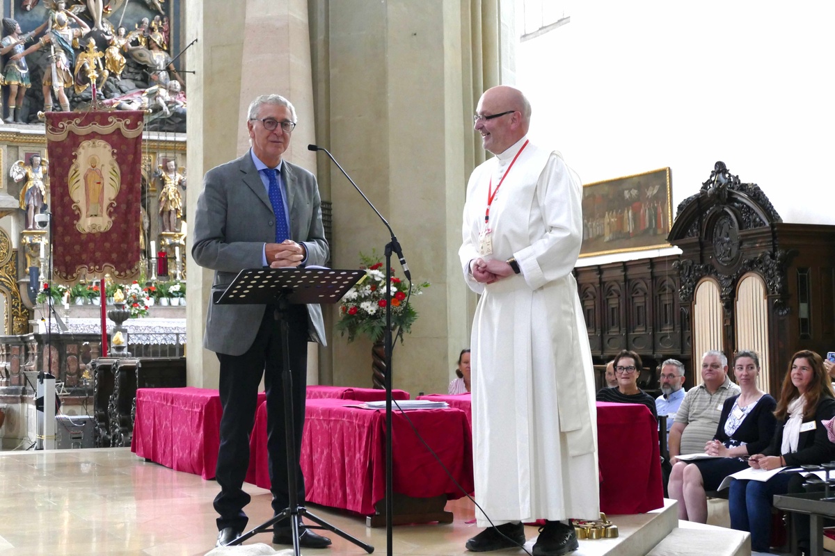 Pater Stefan Kling (rechts) begrüßt den Komponisten Heinrich Walder. (Foto: Kröling)