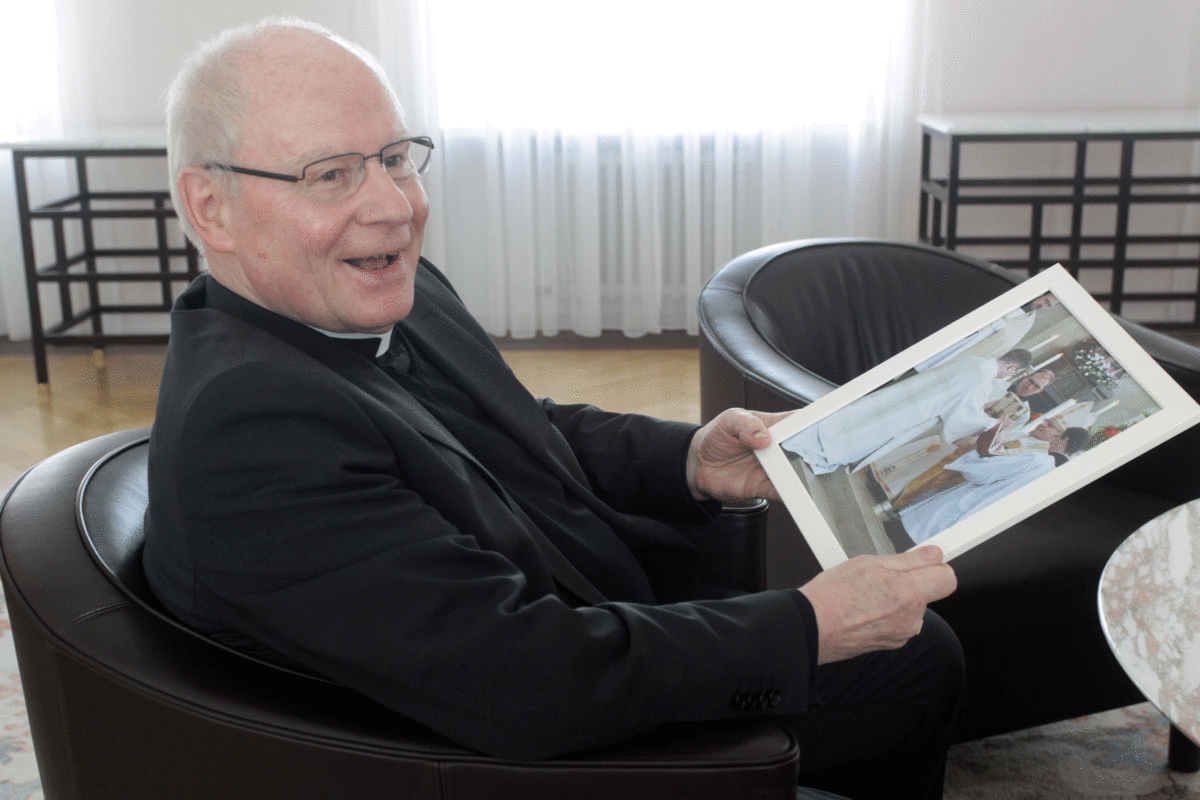 Im Gespräch mit der SonntagsZeitung freute sich Bischof Konrad sehr über ein Foto von den Diakonen, die er vor kurzem weihte. Foto: Zoepf