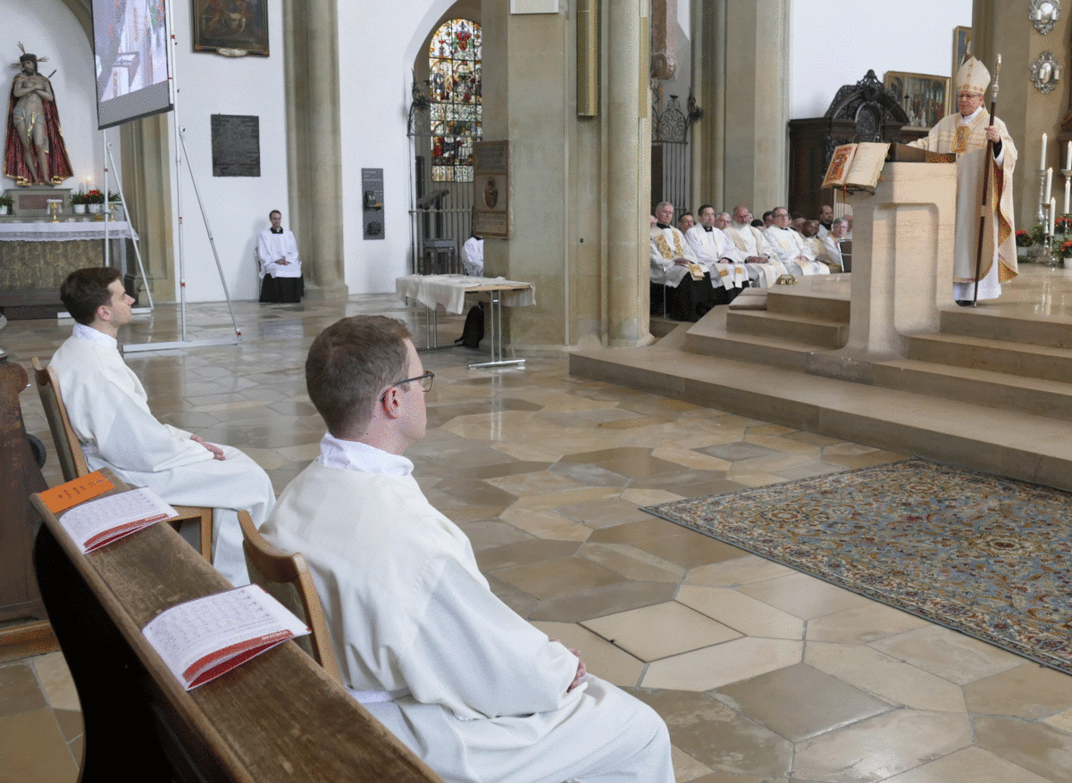 Nur zwei Diakone, Richard Hörman (von links) und Ludwig Bolkart, konnte Bischof Konrad am vergangenen Samstag weihen. (Foto: Peter Paulus)