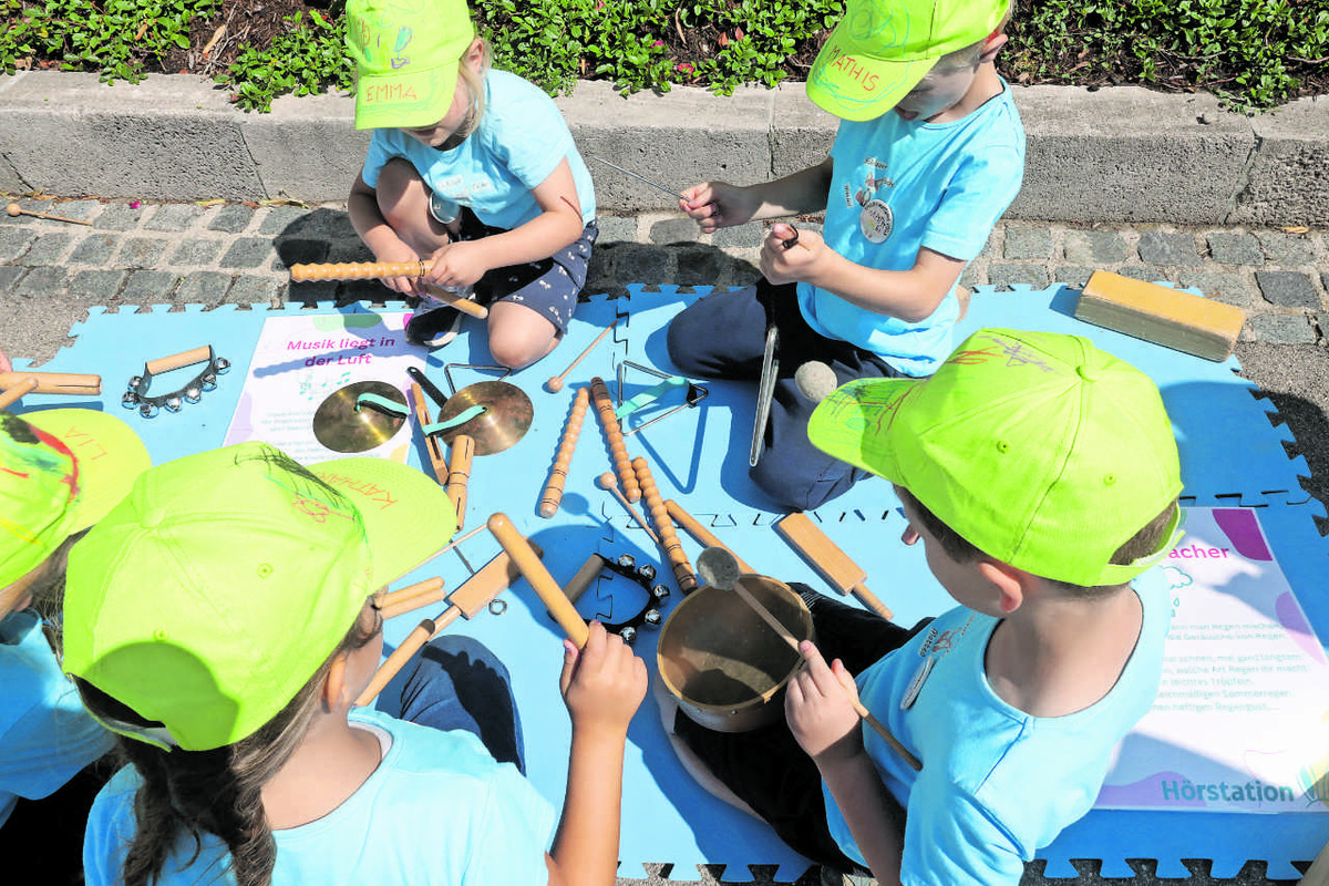 Zwischen den Programmpunkten konnten die Kinder mit Instrumenten im Innenhof selbst aktiv werden. (Foto: Zoepf)