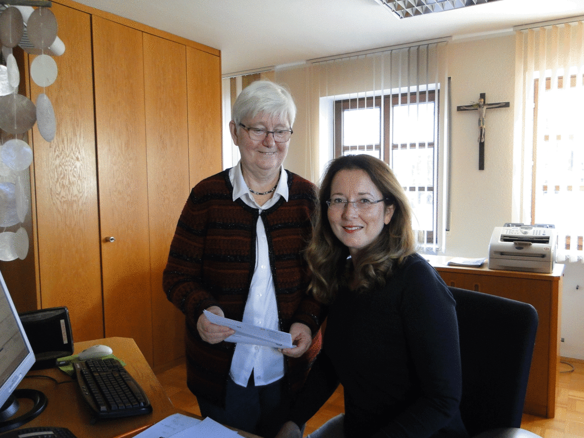 Die Burgauer Kirchenpflegerin Monika Tippel (links) mit der Pfarrsekretärin Claudia Grießer im Pfarrbüro. Foto: Gah