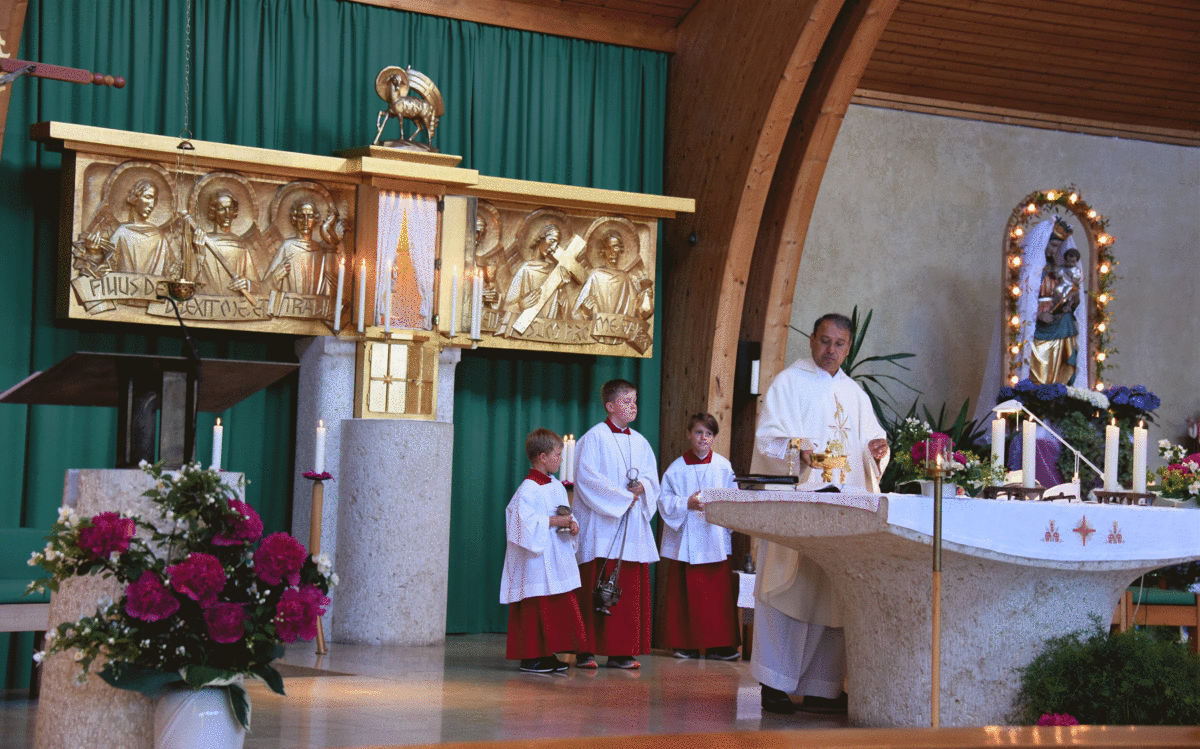  Pfarrer Thomas Pendanam übersetzte die Inschrift des Hochaltars für die Gottesdienstbesucher und segnete den frisch restaurierten Altar. Fotos Hammerl