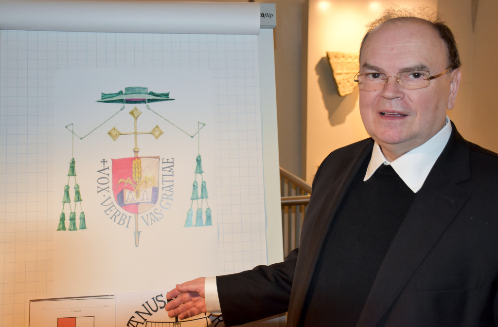 Der ernannte Bischof Bertram Meier präsentiert Bischofswappen und Wahlspruch. (Foto: KNA)