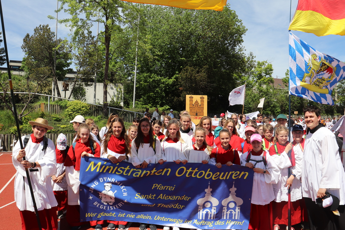 Foto (Pfarrei Ottobeuren): Ein Teil der Ottobeurer Ministranten während der Prozession in die Innenstadt