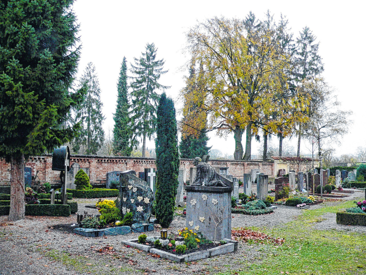 Auf dem Augsburger Westfriedhof unterhält der SKM zwei Armengräber. Die Namen der Bestatteten sind auf Keramikblätter geschrieben. Foto: Alt
