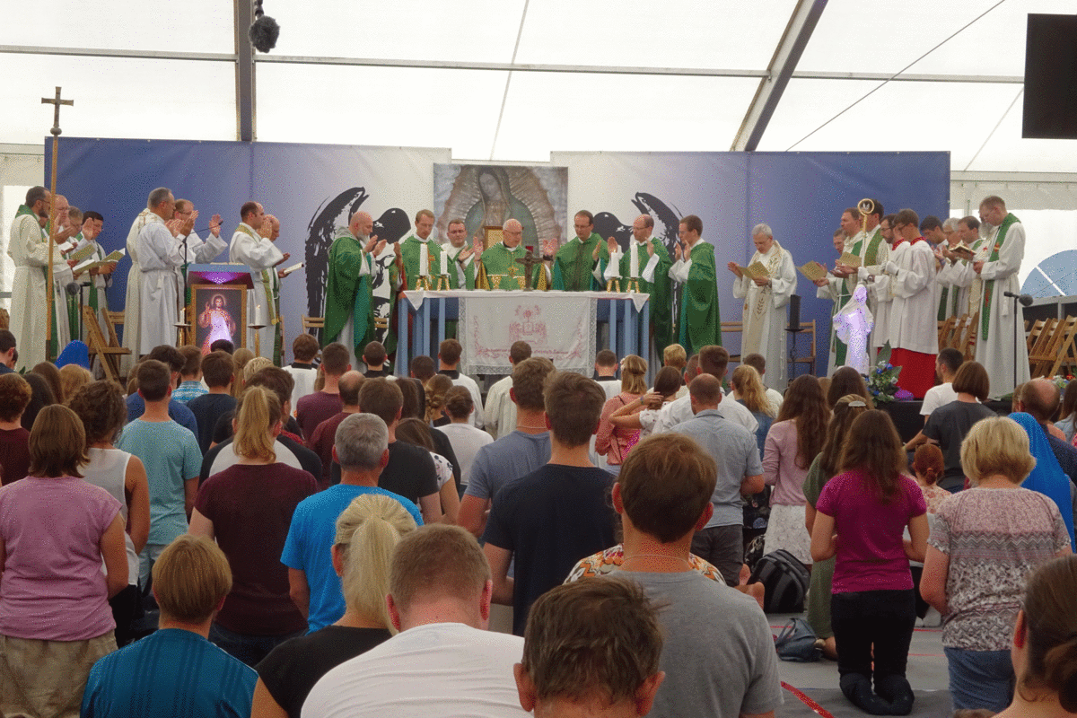 Abschlussgottesdienst mit Bischof Marian Eleganti (Mitte) und Prediger Pater Ulrich Berkmüller (rechts am Altar stehend). Fotos: Niedermair
