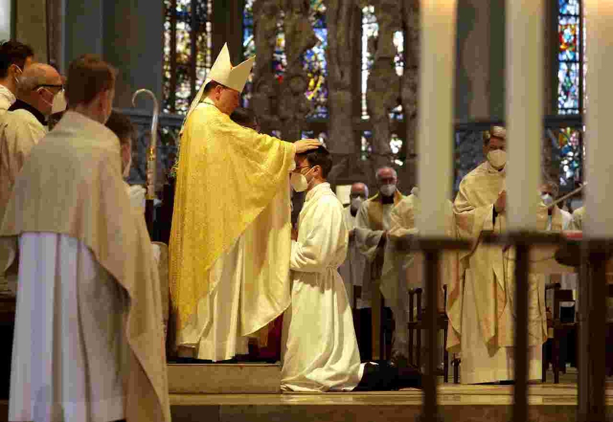 Bischof Bertram weiht Michael Schmid aus der Pfarrei St. Nikolaus Feldhausen durch das Auflegen seiner Hände zum Priester. Foto: Annette Zoepf
