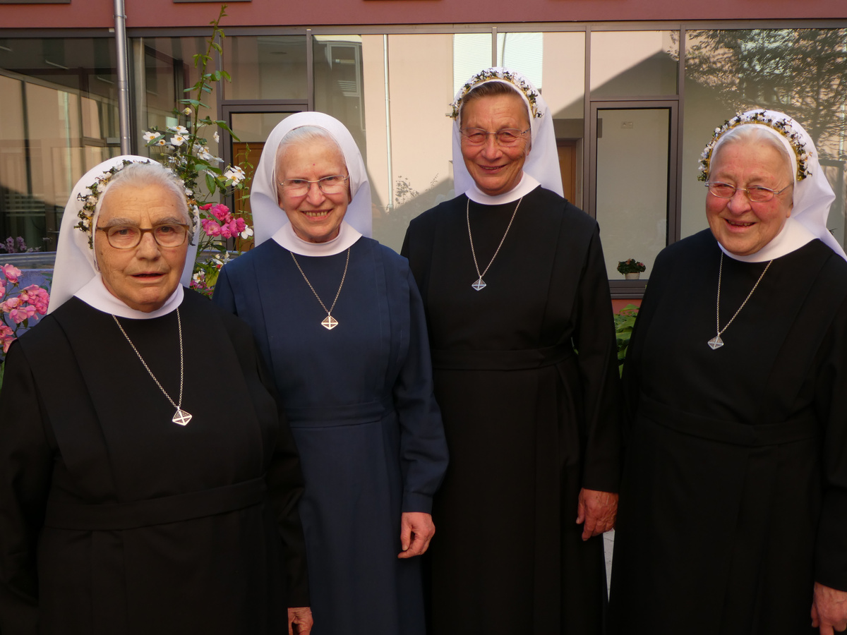 Generaloberin Schwester Reinholda Rast (zweite von links) stellte sich zu einem Erinnerungsfoto mit den Jubiläumsschwestern M. Edwina  (von links), M. Lotharia, Sr. M. Dagoberta auf. Foto: Kloster