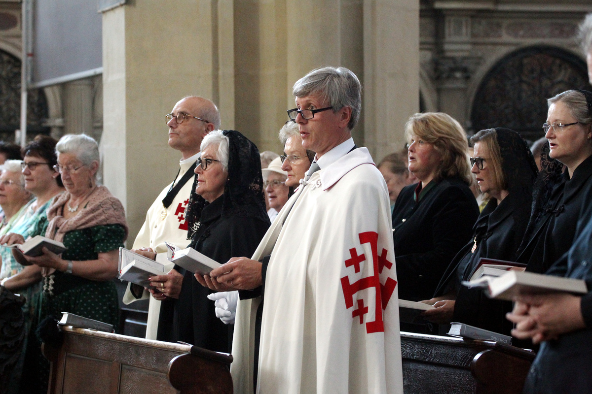 Ausdruck einer Gemeinschaft im Glaubenszeugnis: Die Damen und Ritter tragen ihre Mäntel nur bei kirchlichen Veranstaltungen – wie etwa hier bei der Ulrichswoche. (Foto: Zoepf)