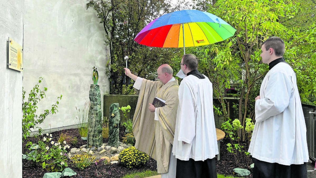 Pfarrer Michael Kratschmer segnet den Erinnerungsort an der Kirche. (Foto: Fels)