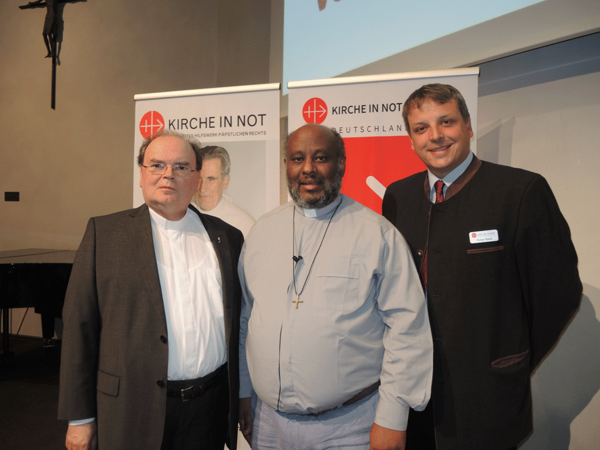 Diözesanadministrator Prälat Bertram Meier, Mussie Zerai aus Rom und Florian Ripka, Geschäftsführer von Kirche in Not Deutschland (von links). Foto: Mitulla