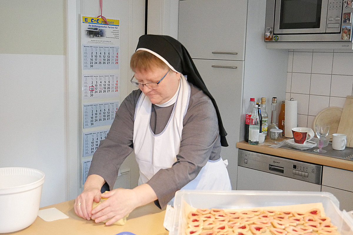 Schwester Dominika wellt Teigt für ihre Plätzchen aus. Foto: Buck