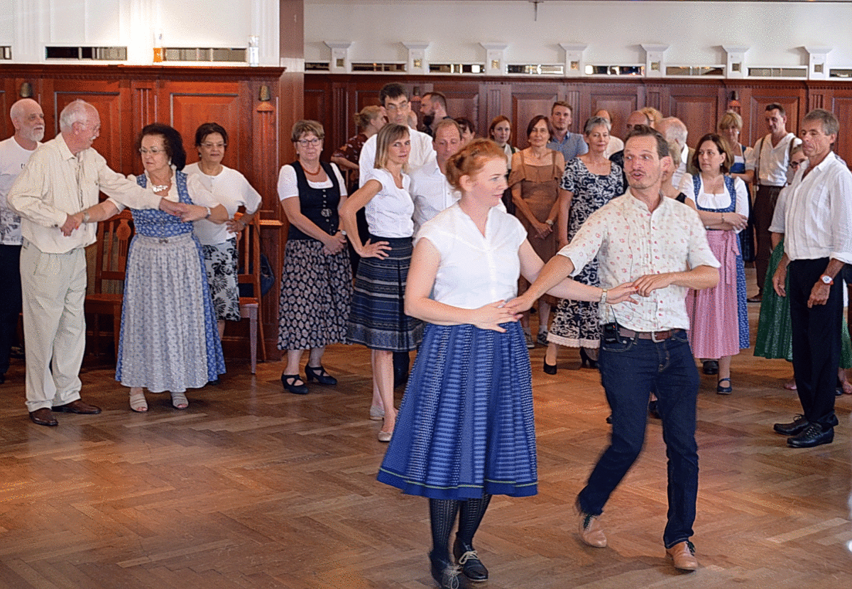  Magnus Kaindl tanzt vor und fordert dann die Teilnehmer auf: „Und jetzt macht’s alle gleich mit und auf geht’s!“  Foto: Bentele