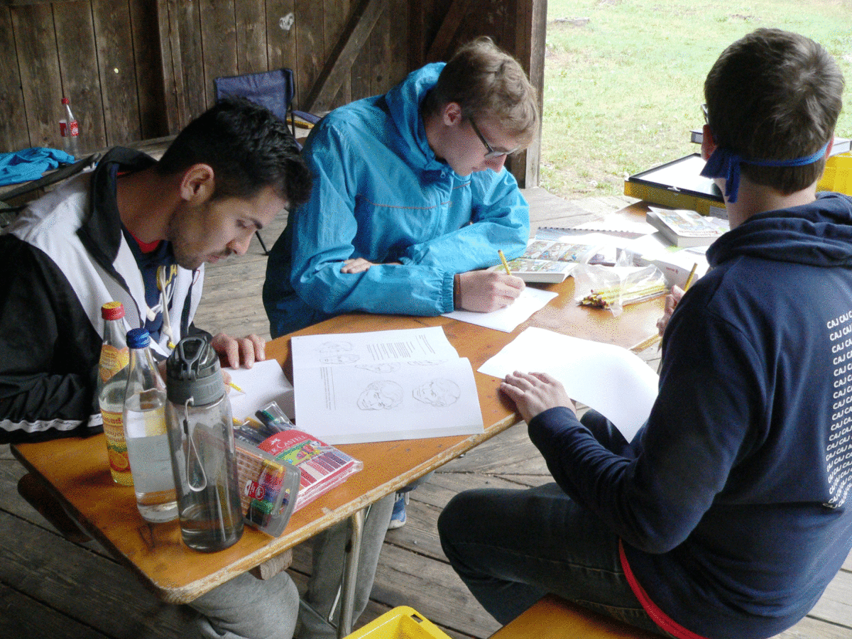 Konzentriert zeichnen die Teilnehmer beim Comic-Workshop der CAJ in St. Ottilien.  Foto: Alt