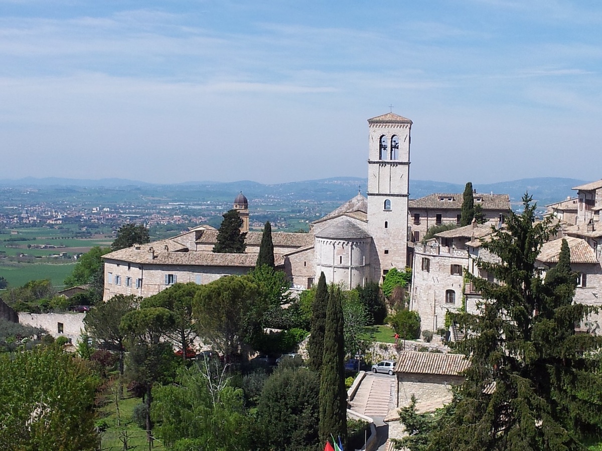 Auch eine Familienwallfahrt mit Bischof Konrad Zdarsa nach Assisi steht auf dem Programm der Pilgerstelle. (Foto: gem)