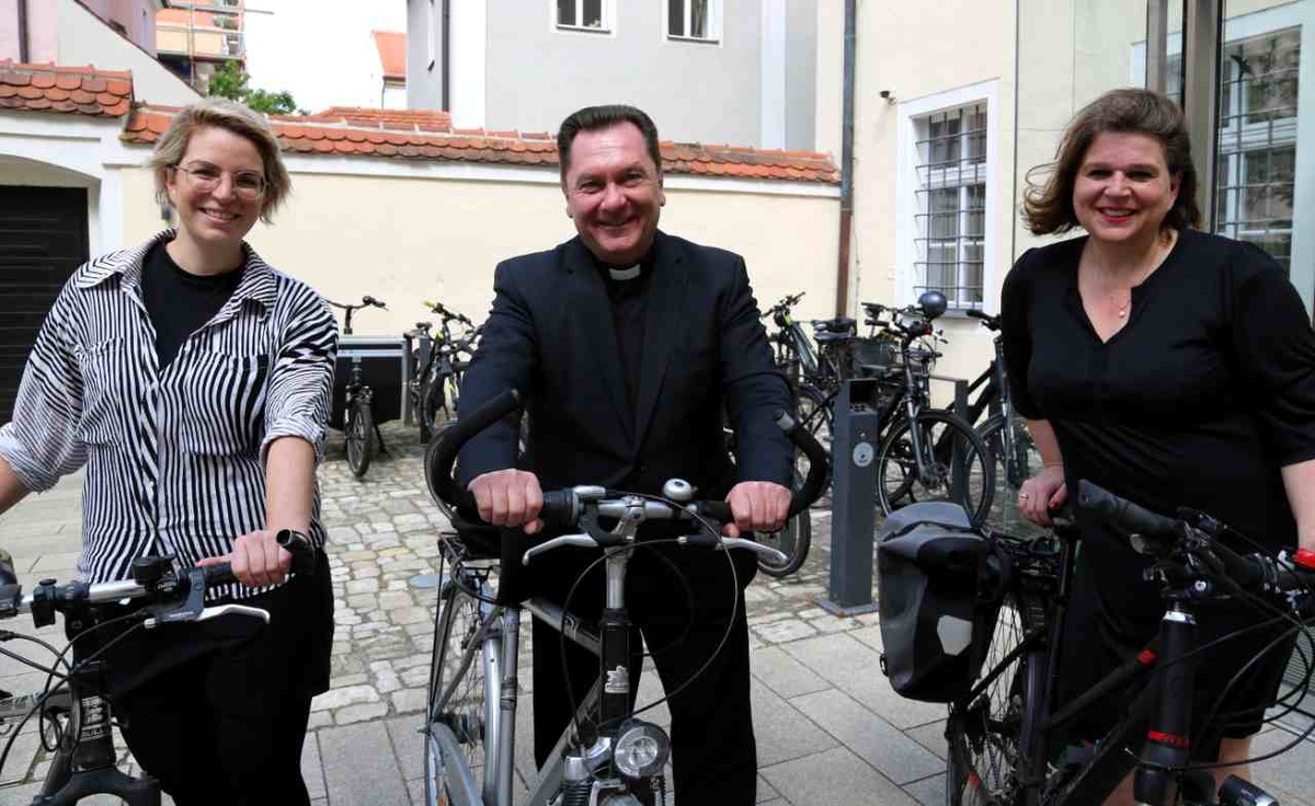 Simone Summerer, Generalvikar Roland Batz und Christina Engl (von links) unterstützen die Mitmach-Aktion „Bistums-Radeln“. Foto: Schötz
