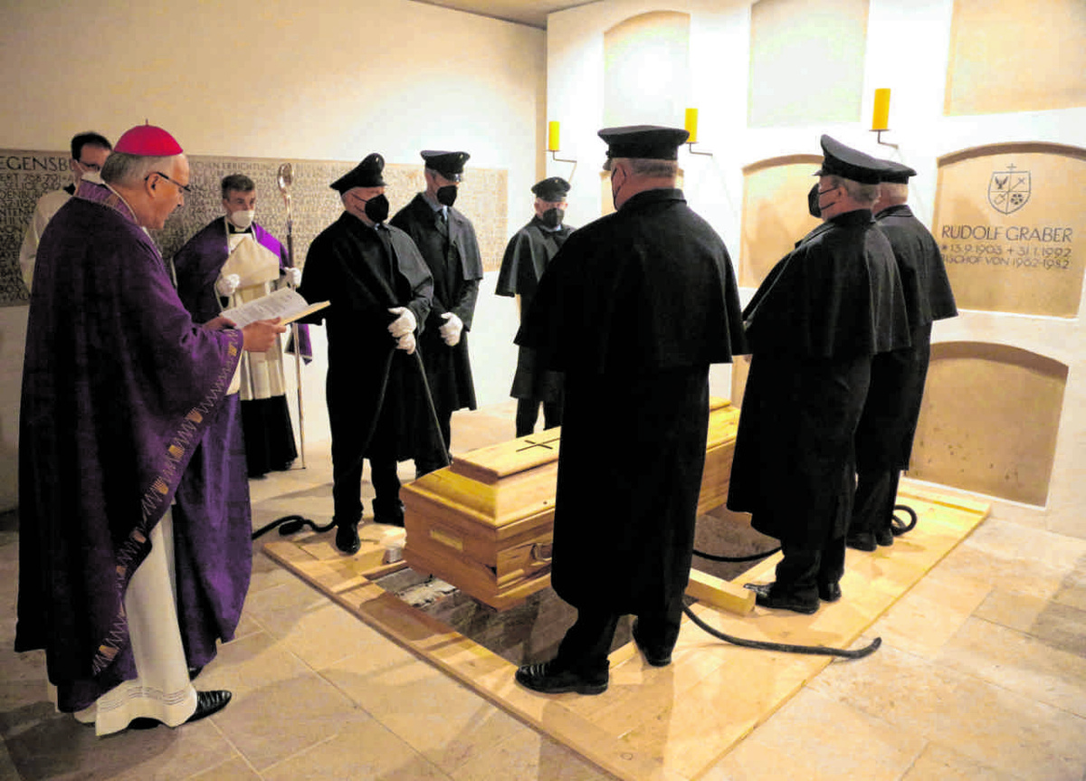 Beisetzung von Bischof Bucher in der Krypta des Doms. Foto: Schötz