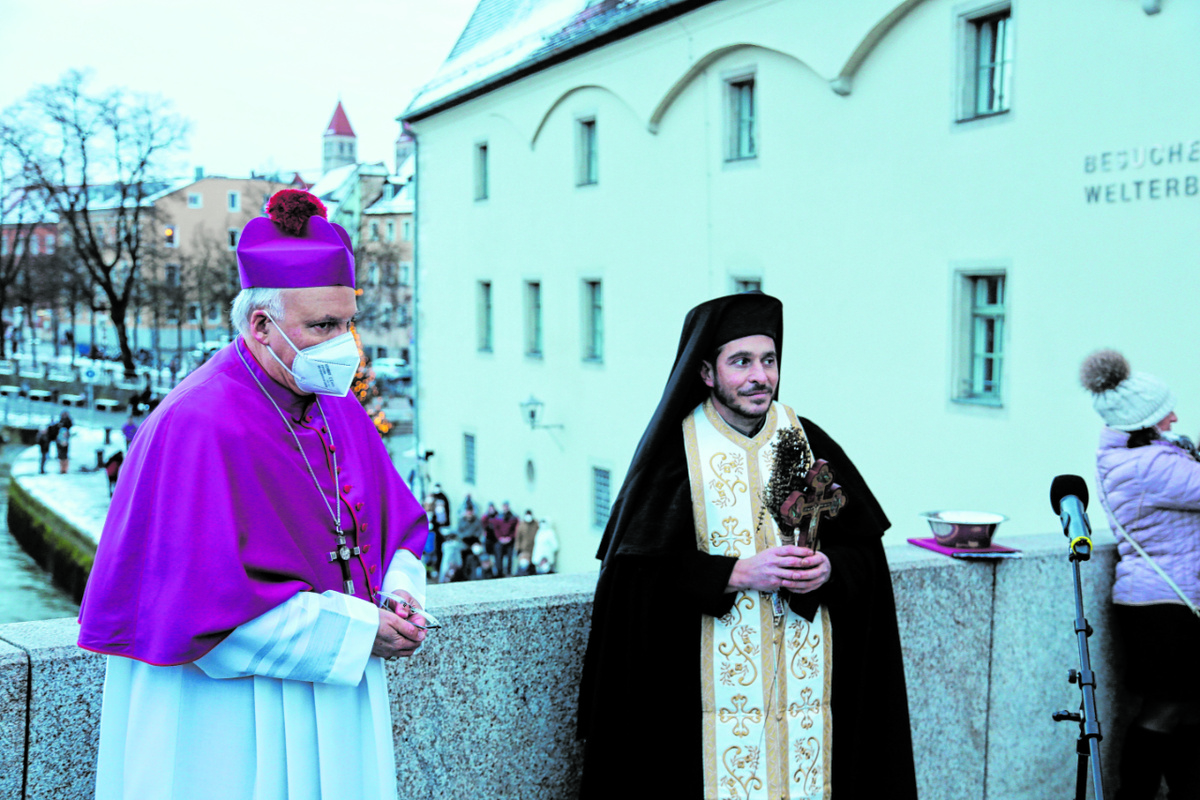 Bischof Rudolf Voderholzer (links) und Archimandrit Petros Klitsch (rechts) auf der Steinernen Brücke bei der Segnung der Donau. Foto: Beirowski