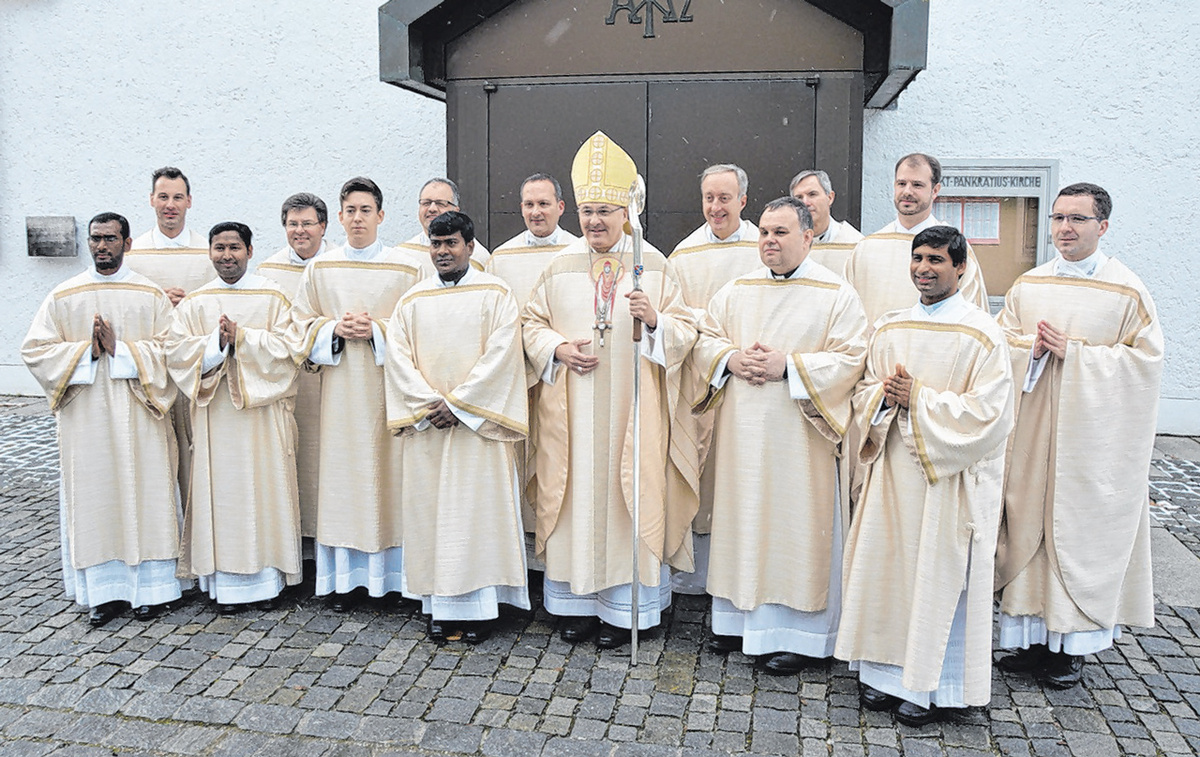 Die neu geweihten Diakone zusammen mit Bischof Rudolf Voderholzer und den Konzelebranten. Foto: pdr
