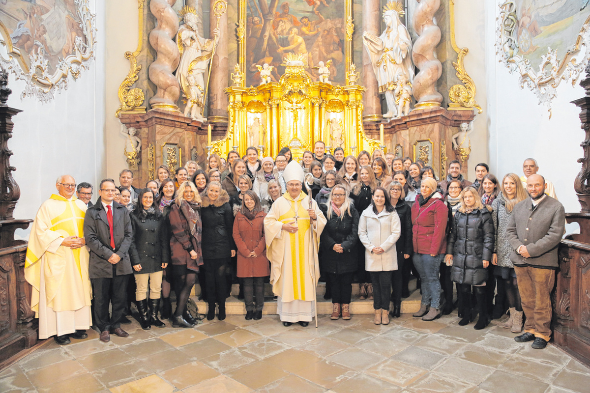 Foto (pdr): Gruppenbild der neu beauftragten Religionslehrer mit Bischof Rudolf Voderholzer in der Regensburger Kirche St. Andreas. 
