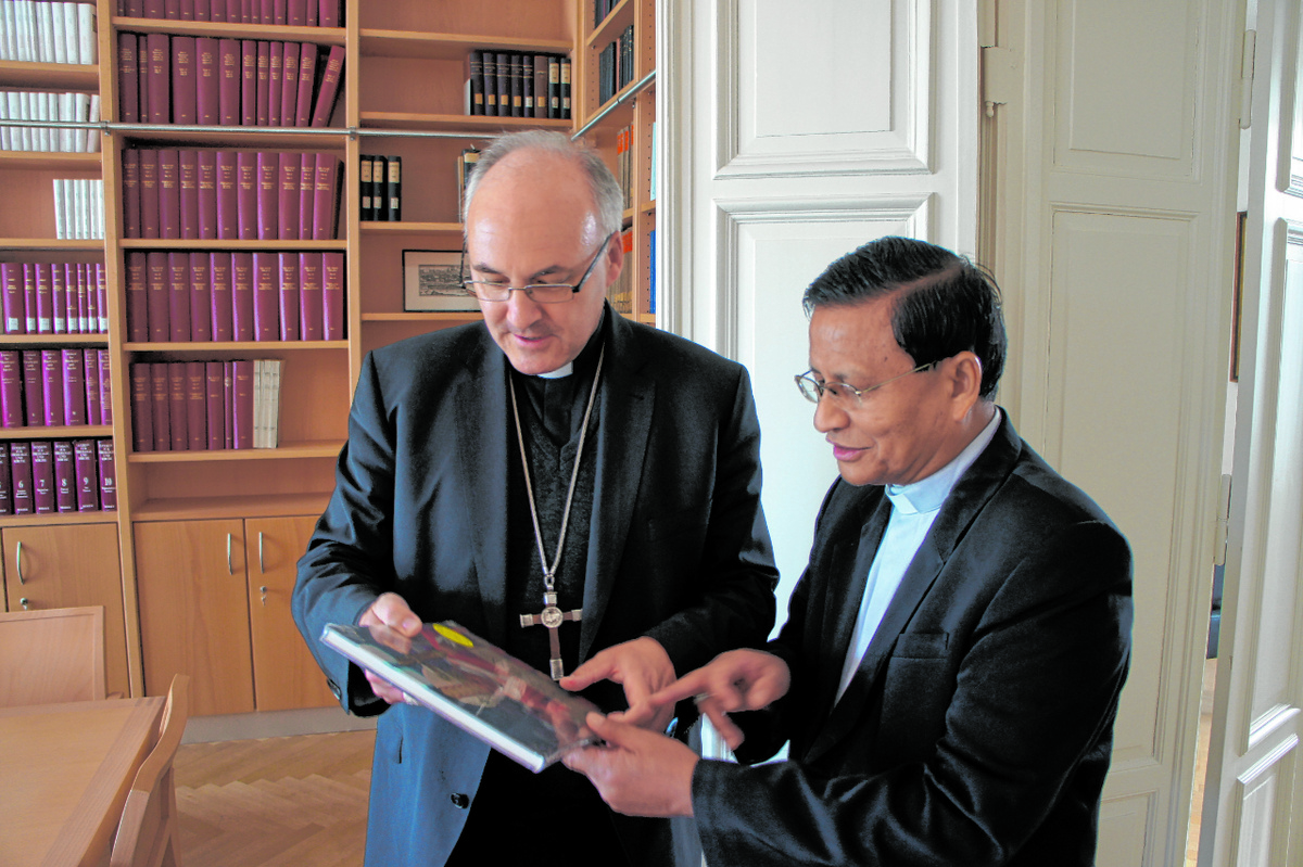 Bischof Rudolf Voderholzer und der Erzbischof von Yangon Charles Kardinal Maung Bo beim Besuch im Regensburger Institut Papst Benedikt XVI. 