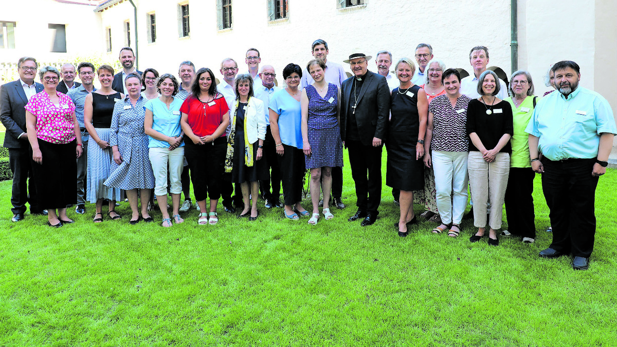 Gruppenbild der zukünftigen Katechisten mit Bischof Rudolf Voderholzer und der Kursleitung. Foto: Schötz