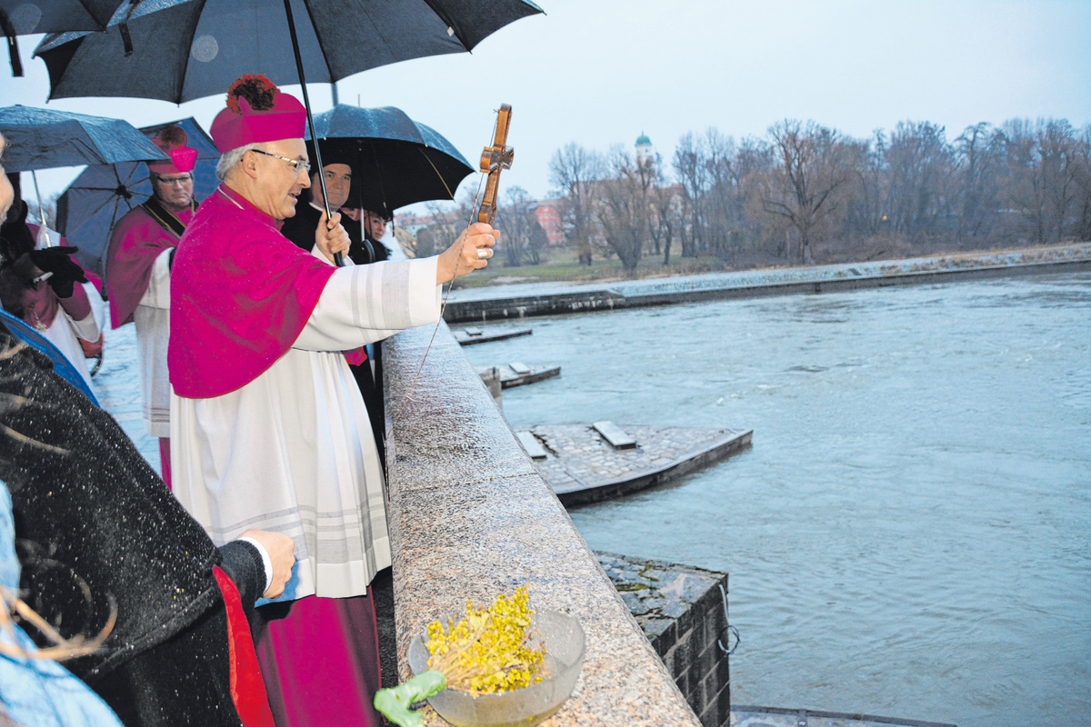   Zur Segnung der Donau warf neben dem Vikar der griechisch-orthodoxen Kirche in Bayern, Archimandrit Peter Klitsch, und dem evangelischen Regionalbischof  Hans-Martin Weiss auch Bischof Rudolf Voderholzer das Holzkreuz in den Fluss.