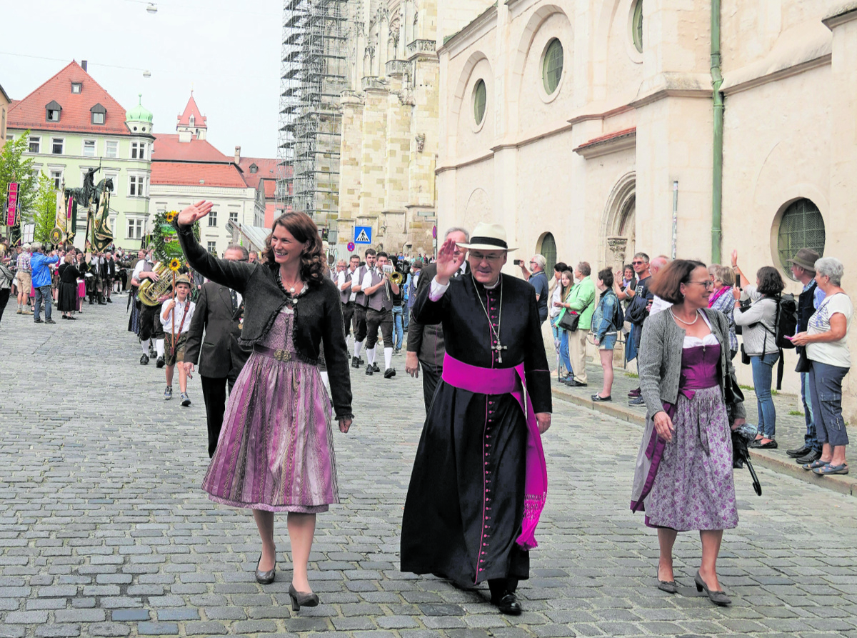 Beim Festzug vom Domplatz zum Festzelt auf dem Dultplatz begleiteten den Bischof (Mitte) auch die Regensburger Oberbürgermeisterin Gertrud Maltz-Schwarzfischer (rechts) und Landrätin Tanja Schweiger (links). Fotos: Wächter
